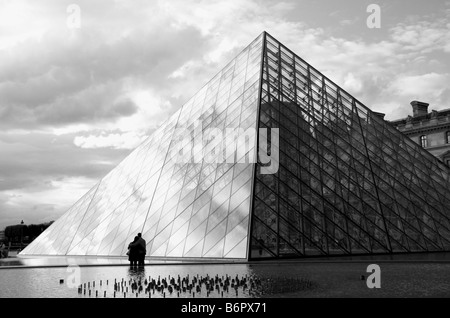 Louvre-Museum, die Pyramide des Architekten Ieoh Ming Pei, Paris, Frankreich, Europa Stockfoto