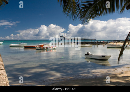 Boote, Strand und Schatten mit blauer Himmel, türkisfarbenes Meer und die Insel Coin de Mire, von Cap Malhereux, Mauritius. Stockfoto