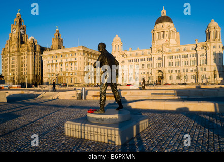 Statue von Captain F J ' Johnny'Walker CB, DSO und drei Bars, RN vor den Hafen von Liverpool Gebäude Pier Head Liverpool Stockfoto