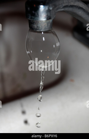 Luftblase aus Wasserhahn. Stockfoto