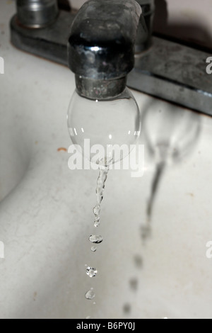 Luftblase aus Wasserhahn. Stockfoto