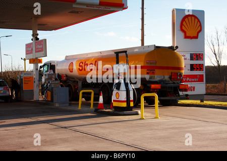 Eine Shell Kraftstofftanker auf eine Garage-Vorplatz Stockfoto