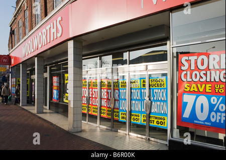 Dezember 2008, London, Großbritannien. Woolworths speichern die Kette in der Verwaltung. Bild: Woolworths im Stadtzentrum von Morden, Südwesten Londons Stockfoto