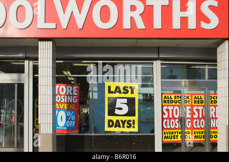 Dezember 2008, London, Großbritannien. Woolworths speichern die Kette in der Verwaltung. Bild: Woolworths im Stadtzentrum von Morden, Südwesten Londons Stockfoto