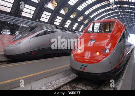 die neuen Hochgeschwindigkeitszüge ETR 500 Eurostar am Hauptbahnhof in Mailand, rechts die "Red Arrow" Stockfoto