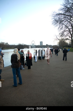 ein Schwimmer macht seinen Weg zurück in die Umkleidekabine nach einem frühen Morgen im Hyde Park Lido Tauchen Stockfoto