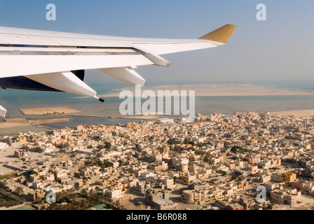 Dubai Vereinigte Arabische Emirate Gulf Air Flug Persischen Golf Gehäuse Luftaufnahme der Stadt vom Flugzeug Fenster. HOMER SYKES Stockfoto