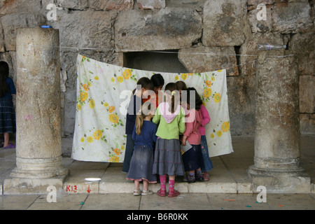 Jüdische Mädchen spielen in Jerusalem Cardo Stockfoto