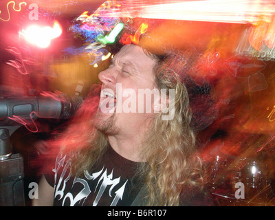 Kevin Lawless der lokal berühmt Bar Band "Liplock" singt während einer Show in West Haven Connecticut USA Stockfoto