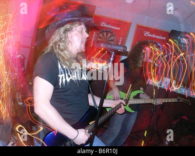 Kevin Lawless der lokal berühmt Bar Band "Liplock" singt während einer Show in West Haven Connecticut USA Stockfoto