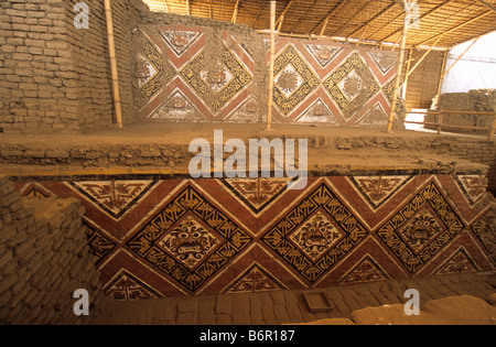 Obere und untere Ebene Friese Moche Gottes Ai Apaec oder "The The decapitator", Huaca De La Luna, in der Nähe von Trujillo, Peru Stockfoto