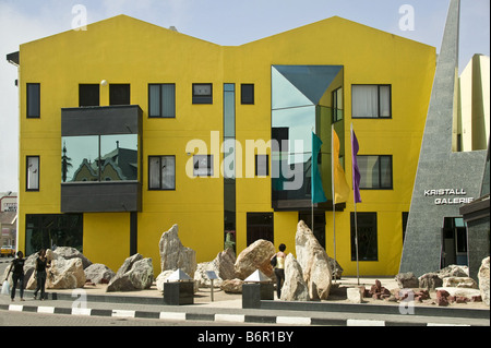 moderne Gebäude und Kristall-Galerie im Zentrum von Swakopmund, Namibia Stockfoto