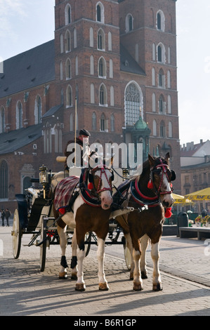 Pferd und Wagen Str. Marys Kirche Krakau Polen Stockfoto