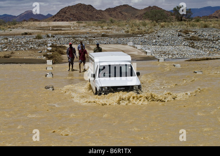 Überschwemmungen nach heftigen Regenfällen in den Bergen im Sossusvlei, Namibia, Namib Naukluft National Park in einem Fluss Stockfoto