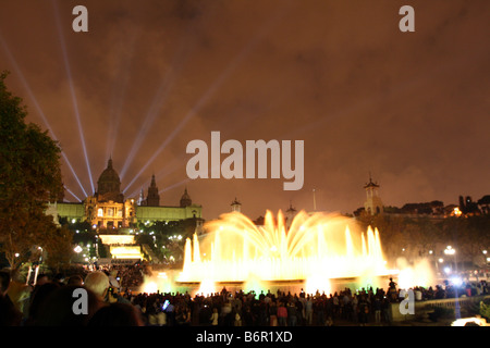 Font Màgica, die Brunnen vor dem nationalen Kunstmuseum von Katalonien [Montjuic, Barcelona, Katalonien, Spanien, Europa].  . Stockfoto