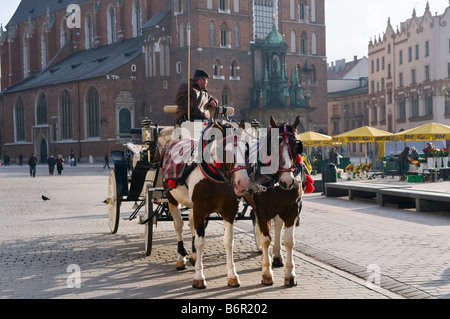 Pferd und Wagen Str. Marys Kirche Krakau Polen Stockfoto