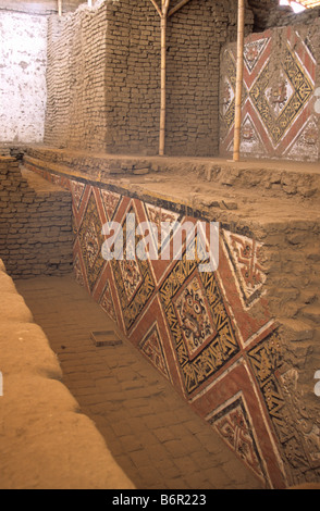 Obere und untere Ebene Friese Moche Gottes Ai Apaec oder "The The decapitator", Huaca De La Luna, in der Nähe von Trujillo, Peru Stockfoto