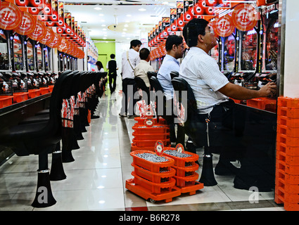 Japanische Leute spielen Pachinko Stockfoto