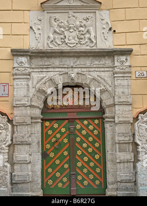 reich verzierte Tür das Zunfthaus Bruderschaft der Mitesser mit Kopf des Heiligen Mauritius in Pikk 26 in der Tallinner Altstadt Stockfoto