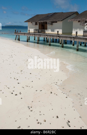 Wasser Bunalows über Sandstrand und seichten Seen auf den Malediven. Stockfoto