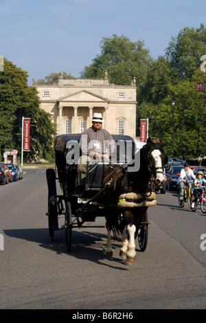 Pferdekutsche auf große Pulteney Straße mit dem Holburne Museum der Kunst in der Entfernung Bad somerset Stockfoto