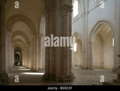 Pontigny, Abteikirche, Blick Vom Südlichen Seitenschiff in Das Langhaus Stockfoto