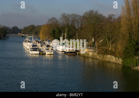 Bootsliegeplätze Am nördlichen Ufer der Themse flussaufwärts von Hampton Court Bridge Stockfoto