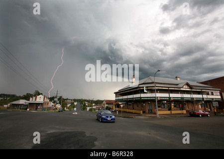 Ein Gewitters schwebt über der australischen Hotel in New South Wales Land Stadt von Wingham Stockfoto