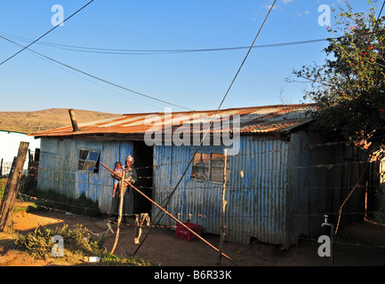 Informelle Township Haus (mit Oma und Kind in Tür), Grahamstown, Südafrika Stockfoto