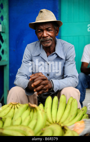 EIN ÄLTERER HERR, DER VERKAUF VON BANANEN AUF EINEM MARKT IN CASTRIES, ST. LUCIA Stockfoto