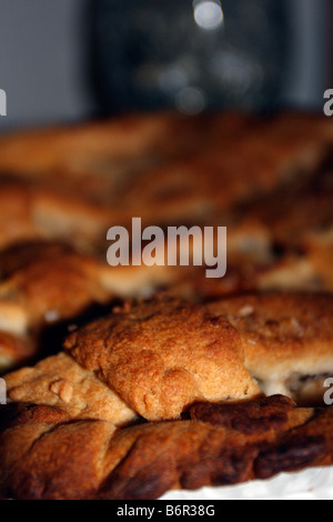 Schön gebräunt Kreuz und quer durch Kruste Rand der Apfelkuchen. Stockfoto