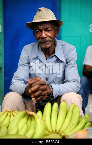 EIN ÄLTERER HERR, DER VERKAUF VON BANANEN AUF EINEM MARKT IN CASTRIES, ST. LUCIA Stockfoto