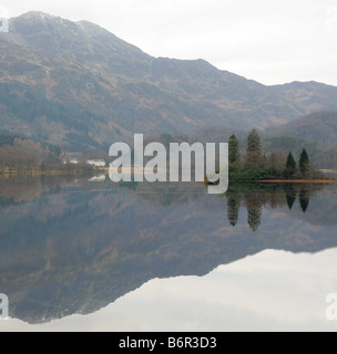 Winter-Szene auf Loch Achray, in der Nähe von The Duke, s-Pass, mit Ben Venue spiegelt sich im Hintergrund in die Trossachs, Schottland, Großbritannien. Stockfoto