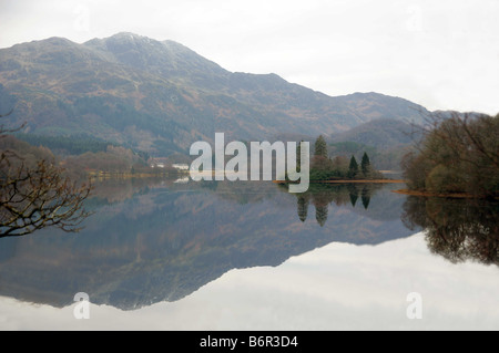 Winter-Szene auf Loch Achray, in der Nähe von The Duke, s-Pass, mit Ben Venue spiegelt sich im Hintergrund in die Trossachs, Schottland, Großbritannien. Stockfoto