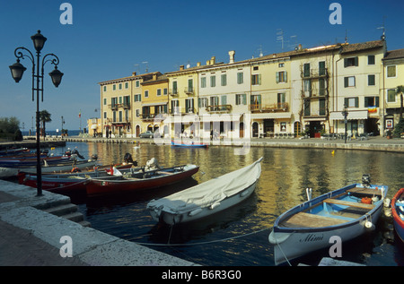 Boote am Hafen am Lago di Garda in Stadt Peschiera del Garda-Venetien Italien Stockfoto