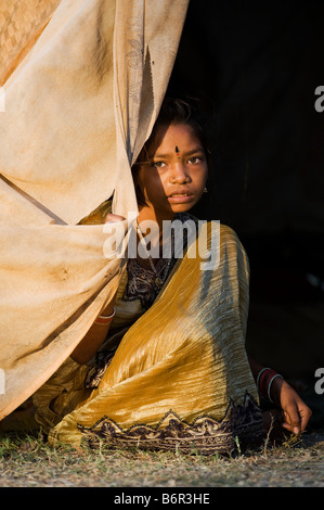 Arme nomadischen indische Mädchen sitzen in ihrem Zelt zu Hause in der ländlichen indische Gegend. Andhra Pradesh, Indien Stockfoto