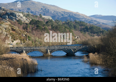 Brynrefail Gwynedd North Wales: Alte Steinbrücke mit vier Bögen über Afon Rhythallt mit Blick auf den Eryri Snowdonia National Park Stockfoto