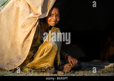 Arme nomadischen indische Mädchen sitzen in ihrem Zelt zu Hause in der ländlichen indische Gegend. Andhra Pradesh, Indien Stockfoto