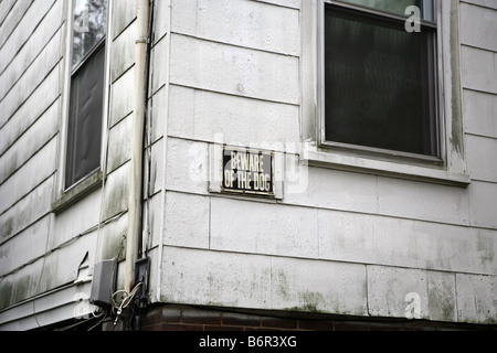 Vorsicht bei Hund Schild an einem Haus in New Haven Connecticut USA Stockfoto