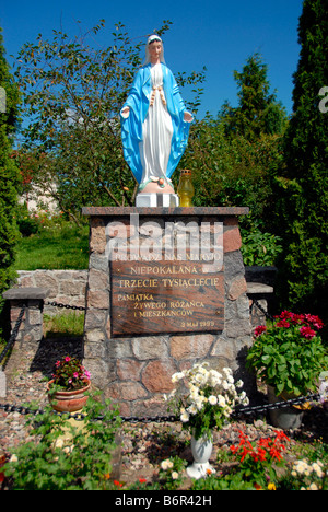 Statue der Jungfrau Maria Mutter Jesu auf eine Kirche im Dorf-Polen Stockfoto