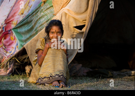 Arme nomadischen indische Mädchen sitzen in ihrem Zelt zu Hause in der ländlichen indische Gegend. Andhra Pradesh, Indien Stockfoto