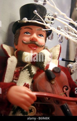 Abbildung der viktorianischen Carol-Sängerin in einem Schaufenster an Weihnachten, Moira, County Down, Nordirland Stockfoto