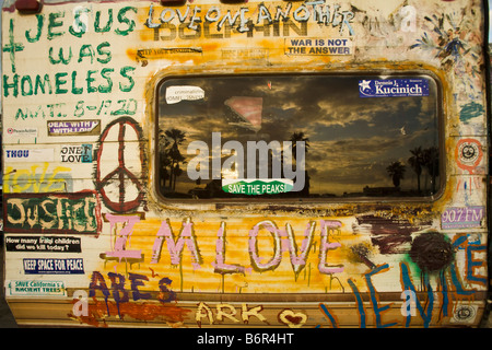 Graffiti auf einem Freizeitfahrzeug Venice Beach Los Angeles County Kalifornien Vereinigte Staaten Stockfoto