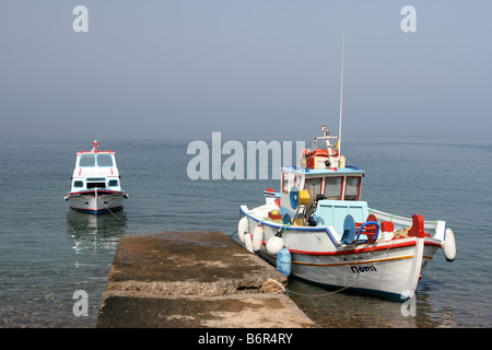 zwei Fischerboote vertäut am Lampi Strand Patmos Insel Griechenland Stockfoto