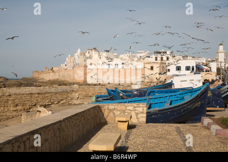 Essaouira Marokko Nordafrika Dezember suchen am Meer entlang in Richtung der weißen Gebäude der Medina Stockfoto