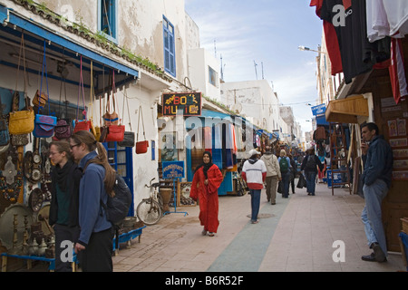 Essaouira Marokko Nordafrika Dezember ein Labyrinth von engen Gassen der Souks in der Medina Stockfoto