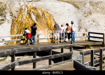 Touristen auf dem Upper Geyser Basin Trail im Yellowstone National Park Stockfoto