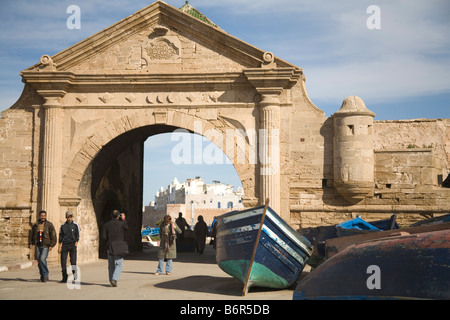 Essaouira Marokko Nordafrika Dezember Blick durch Tor in der Stadtmauer von der späten 18thc befestigte Stadt von Medina Stockfoto