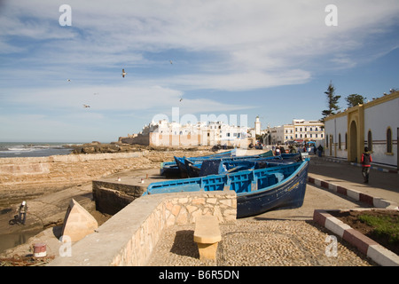 Essaouira Marokko Nordafrika Dezember suchen am Meer entlang in Richtung der weißen ummauerten Medina Stockfoto