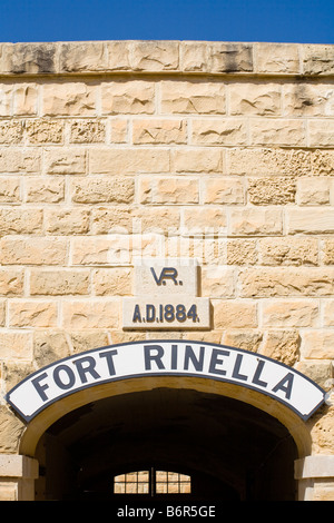 Fort Rinella Schild am Eingang zum Fort Rinella, Kalkara, Malta Stockfoto